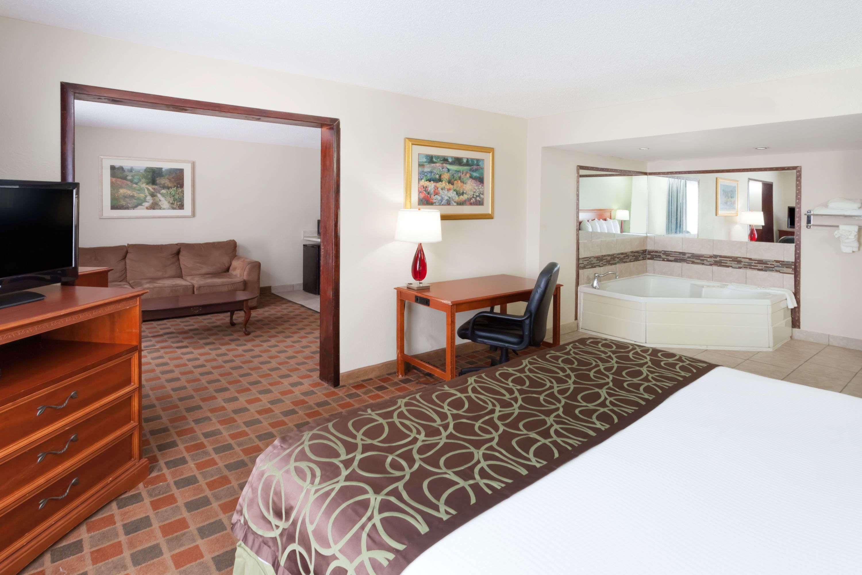 Hotel Baymont By Wyndham Peoria Exterior foto